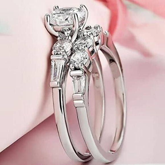 STUNNING Round Diamond Ring Set - Picture 4 of 9